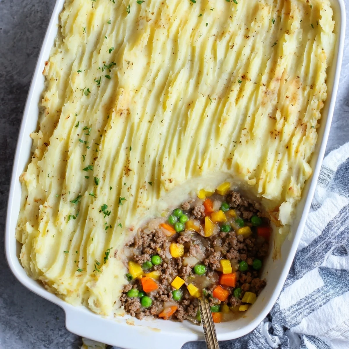 Golden brown and bubbling, this Easy Shepherds Pie features a rich beef and vegetable filling topped with fluffy mashed potatoes, served in a rustic dish.
