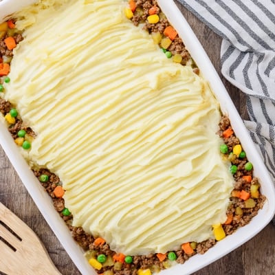 A hearty Easy Shepherds Pie with savory ground beef, tender carrots, and peas, crowned with creamy mashed potatoes and baked to a perfect golden finish.